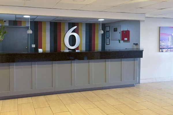 Foto van 1 kingsize bed | Rookvrij, Keuken - Vakantiehuis in Montgomery - HallReception