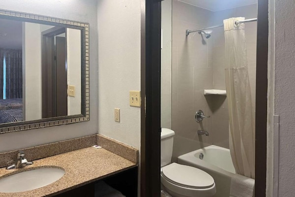 Foto van 2 tweepersoonsbedden | Suite, rookvrij, keuken - Vakantiehuis in Montgomery - BathRoom