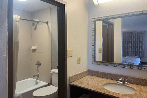Foto van 2 tweepersoonsbedden | Suite, rookvrij, keuken - Vakantiehuis in Montgomery - BathRoom