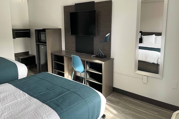 Foto van 2 tweepersoonsbedden | Roken toegestaan, magnetron - BedRoom