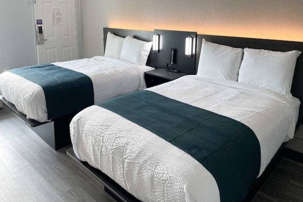 Foto van 2 tweepersoonsbedden | Roken toegestaan, magnetron - BedRoom