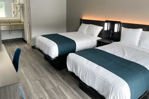 Foto van 2 tweepersoonsbedden | Roken toegestaan, magnetron - BedRoom