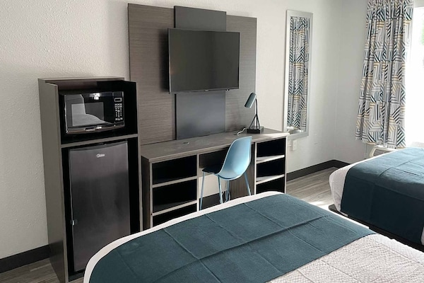 Foto van 2 tweepersoonsbedden | Roken toegestaan, magnetron - BedRoom
