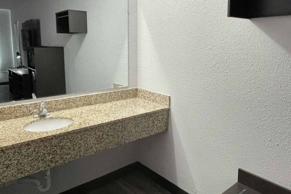 Foto van 2 tweepersoonsbedden | Roken toegestaan, magnetron - BathRoom