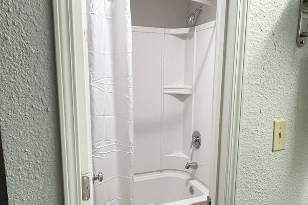 Foto van 2 tweepersoonsbedden | Roken toegestaan, magnetron - BathRoom