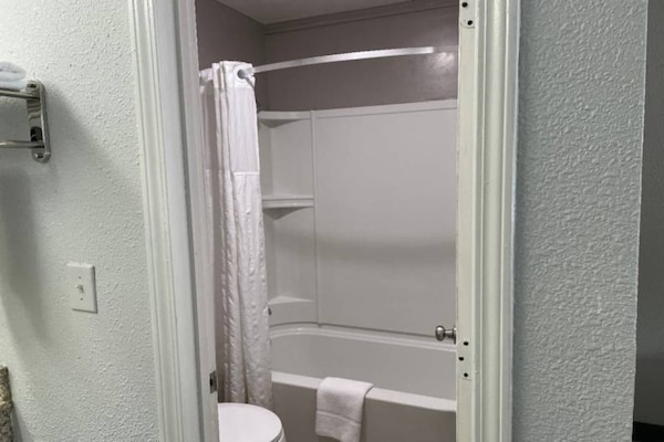 Foto van 2 tweepersoonsbedden | Roken toegestaan, Keuken - Vakantiehuis in West Columbia - Facilities