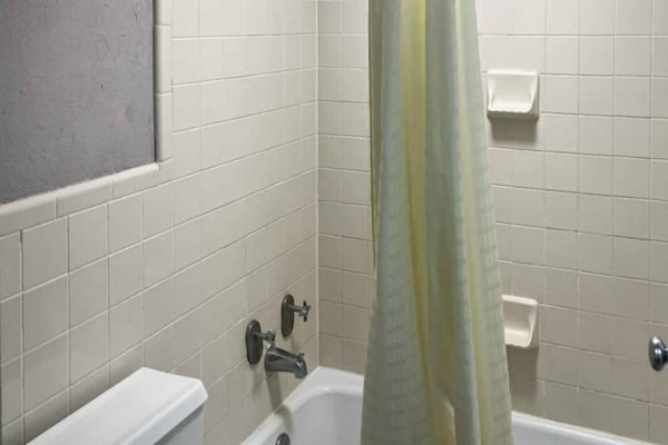 Foto van 1 kingsize bed | Roken toegestaan, koelkast aanwezig - BathRoom