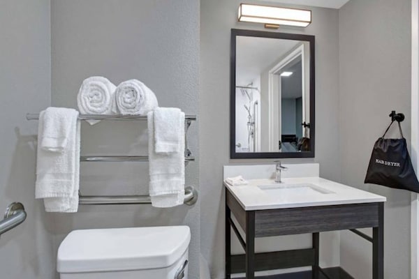 Foto van 2 tweepersoonsbedden | Nsmk, keuken - Vakantiehuis in Monahans - BathRoom