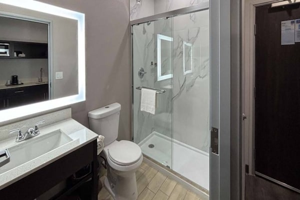 Foto van 2 tweepersoonsbedden | Rookvrij, Keuken - Vakantiehuis in Dallas - BathRoom