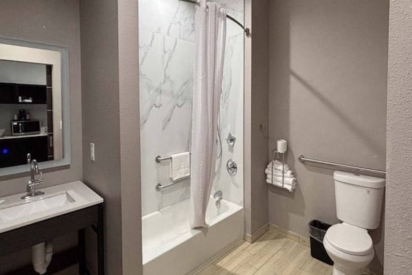 Foto van 2 tweepersoonsbedden | Rookvrij, Keuken - Vakantiehuis in Dallas - BathRoom