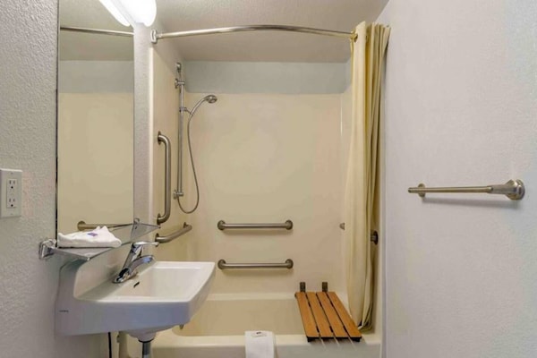 Foto van 2 tweepersoonsbedden | Roken toegestaan, Keuken - Vakantiehuis in Hayward - BathRoom