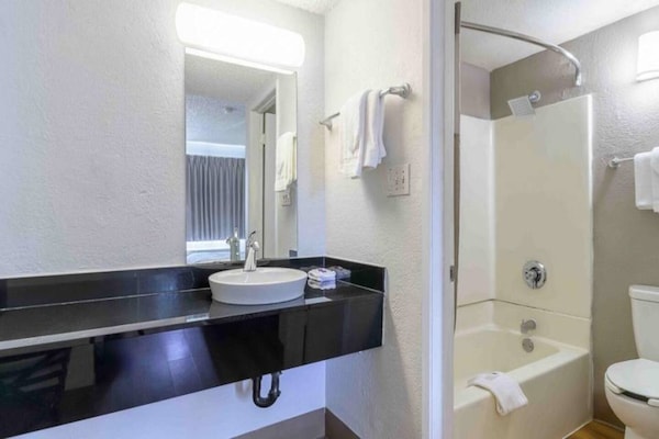 Foto van 2 tweepersoonsbedden | Roken toegestaan, Keuken - Vakantiehuis in Hayward - BathRoom