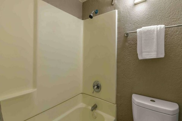 Foto van 2 tweepersoonsbedden | Roken toegestaan, Keuken - Vakantiehuis in Hayward - BathRoom