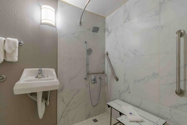 Foto van 1 tweepersoonsbed | Rookvrij, Keuken - Vakantiehuis in Hayward - BathRoom