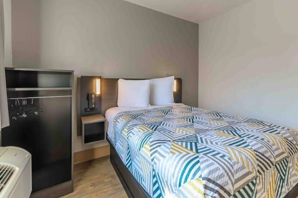 Foto van 1 tweepersoonsbed | Mobiliteit | Douche | Keuken - Vakantiehuis in Hayward - BedRoom