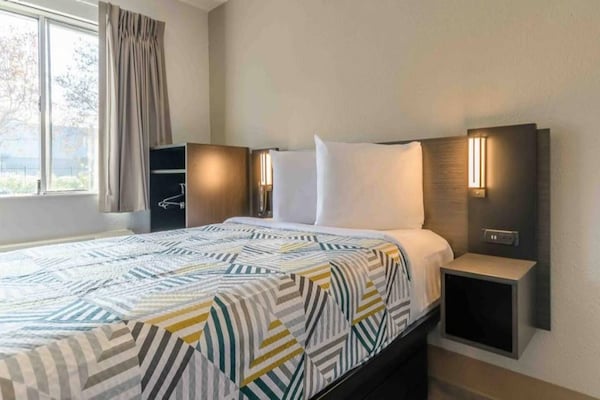 Foto van 1 tweepersoonsbed | Mobiliteit | Douche | Keuken - Vakantiehuis in Hayward - BedRoom