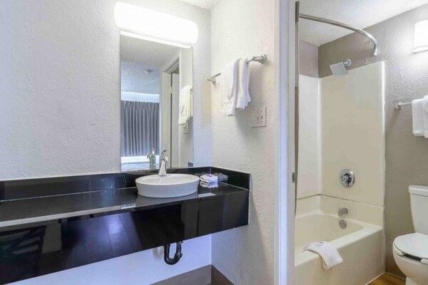 Foto van 1 tweepersoonsbed | Mobiliteit | Douche | Keuken - Vakantiehuis in Hayward - BathRoom