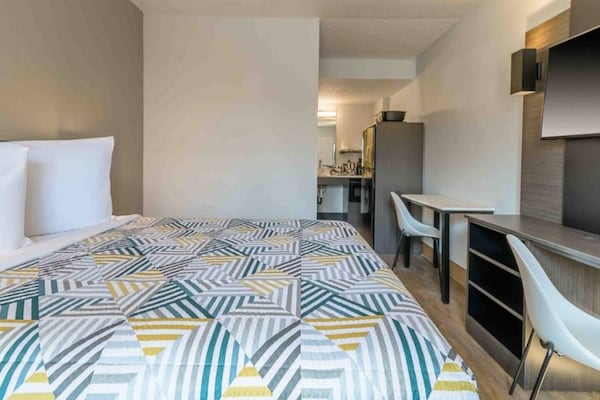 Foto van 1 tweepersoonsbed | Mobiliteit | Douche | Keuken - Vakantiehuis in Hayward - BedRoom