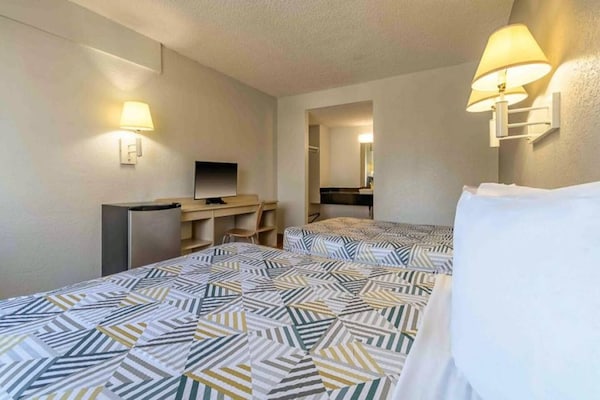 Foto van 2 tweepersoonsbedden | Rolstoeltoegankelijk / Badkuip / Magnetron - BedRoom