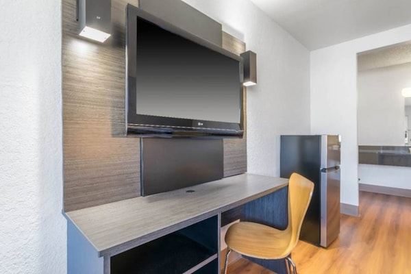 Foto van 2 tweepersoonsbedden | Rolstoeltoegankelijk / Badkuip / Magnetron - BedRoom