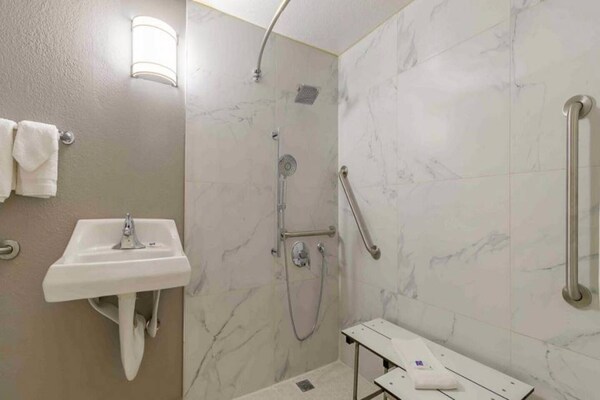 Foto van 2 tweepersoonsbedden | Rolstoeltoegankelijk / Badkuip / Magnetron - BathRoom