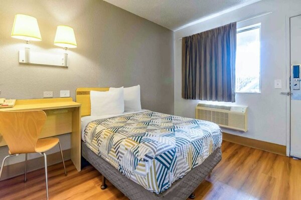 Foto van 1 tweepersoonsbed (Queensize) | Koelkast - Vakantiehuis in Hayward - Facilities