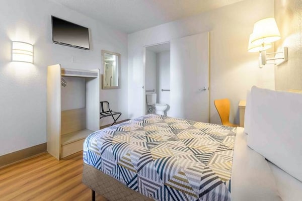 Foto van 1 tweepersoonsbed (Queensize) | Koelkast - Vakantiehuis in Hayward - Facilities