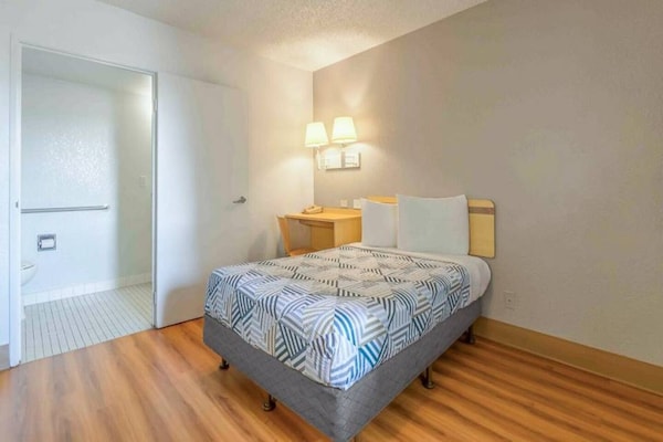 Foto van 1 tweepersoonsbed (Queensize) | Koelkast - Vakantiehuis in Hayward - BedRoom