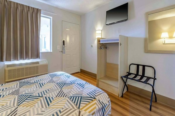 Foto van 1 tweepersoonsbed (Queensize) | Koelkast - Vakantiehuis in Hayward - BedRoom