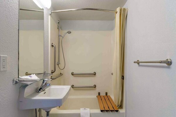 Foto van 1 tweepersoonsbed (Queensize) | Koelkast - Vakantiehuis in Hayward - BathRoom
