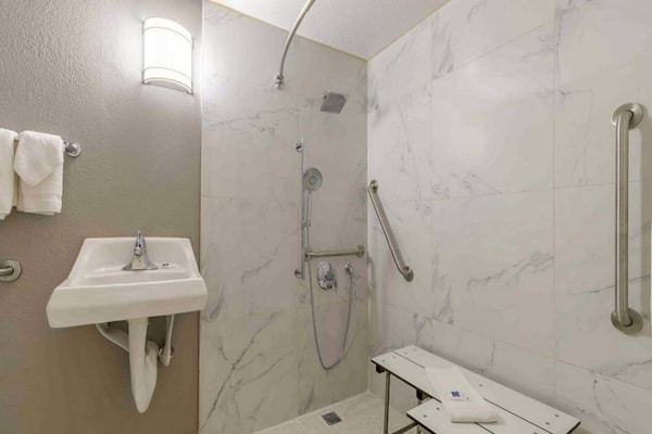 Foto van 1 tweepersoonsbed | Toegankelijk voor mindervaliden/bad - BathRoom