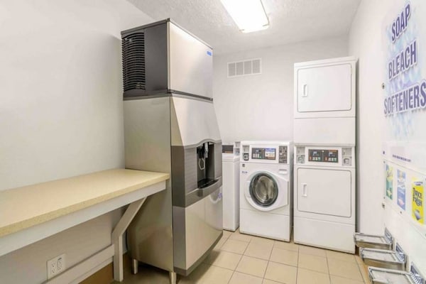 Foto van 2 tweepersoonsbedden | Micfridge - Vakantiehuis in Hayward - Facilities