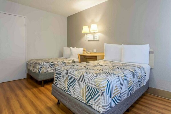Foto van 2 tweepersoonsbedden | Micfridge - Vakantiehuis in Hayward - Facilities