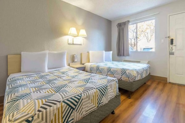 Foto van 2 tweepersoonsbedden | Micfridge - Vakantiehuis in Hayward - BedRoom