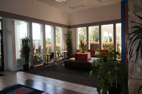 Foto van 2 tweepersoonsbedden | Redwood City - Vakantiehuis in Belmont - FloorPlan