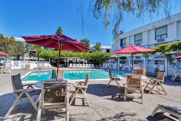 Foto van 2 tweepersoonsbedden | Redwood City - Vakantiehuis in Belmont - Pool