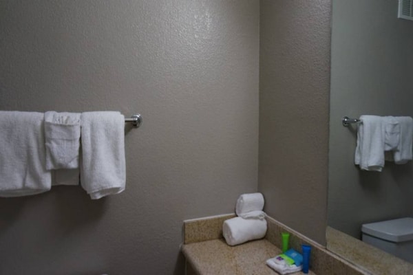 Foto van 2 tweepersoonsbedden | Redwood City - Vakantiehuis in Belmont - BathRoom
