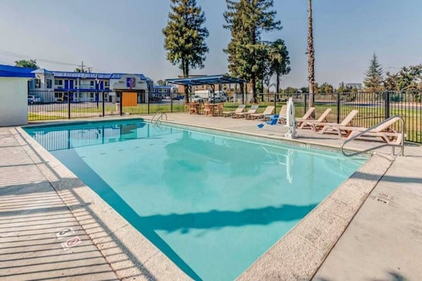 Foto van 2 tweepersoonsbedden (queensize) | Niet-roken, koelkast (Micfridge) - Pool