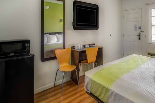 Foto van 2 tweepersoonsbedden (queensize) | Niet-roken, koelkast (Micfridge) - BedRoom