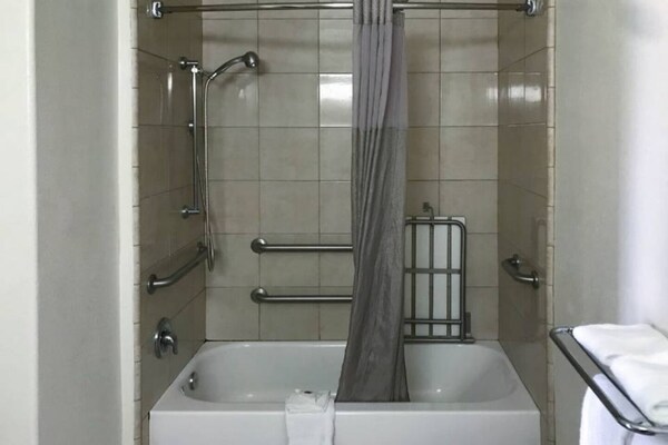 Foto van 1 kingsize bed | Rookvrij, koelkast - Vakantiehuis in Visalia - Facilities