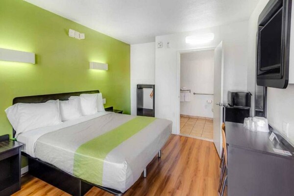 Foto van 1 kingsize bed | Rookvrij, koelkast - Vakantiehuis in Visalia - BedRoom