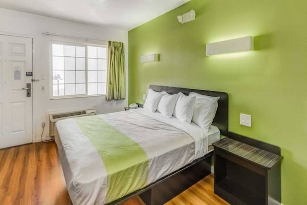 Foto van 1 kingsize bed | Rookvrij, koelkast - Vakantiehuis in Visalia - BedRoom