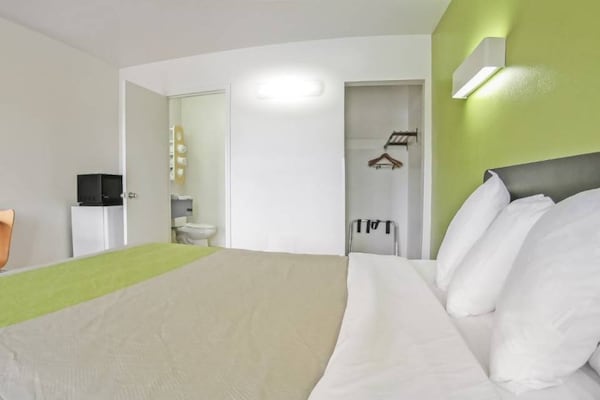 Foto van 1 kingsize bed | Badkuip met mobiele toegang Nsmk Micfridg - BedRoom