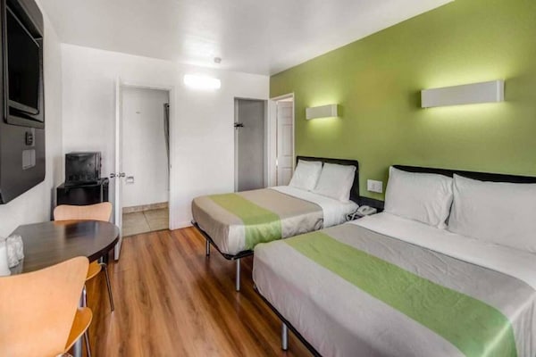 Foto van 2 tweepersoonsbedden | Niet-roken, koelkast - Vakantiehuis in Visalia - BedRoom