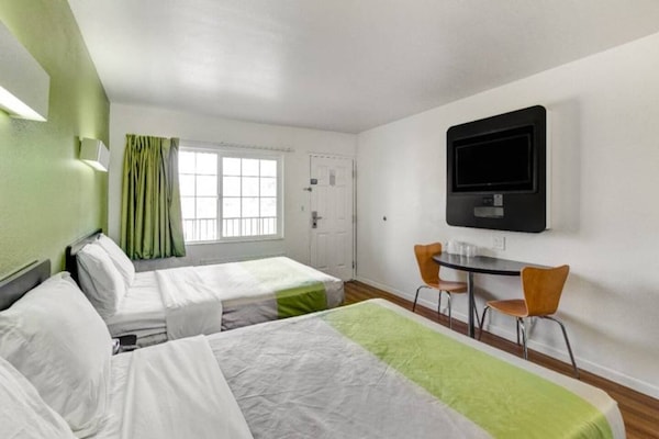 Foto van 2 tweepersoonsbedden | Niet-roken, koelkast - Vakantiehuis in Visalia - BedRoom
