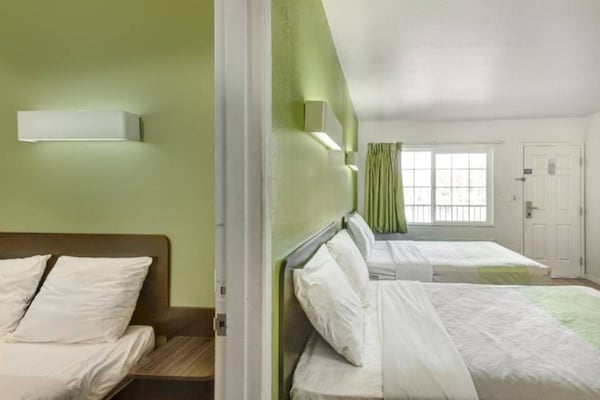 Foto van 2 tweepersoonsbedden | Niet-roken, koelkast - Vakantiehuis in Visalia - BedRoom
