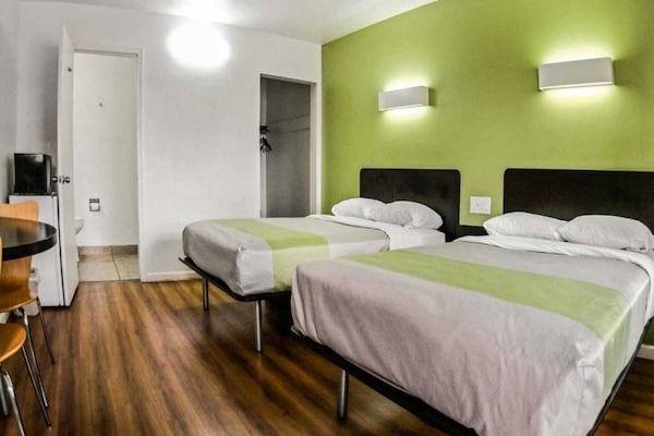 Foto van 2 tweepersoonsbedden | Niet-roken, koelkast - Vakantiehuis in Visalia - BedRoom