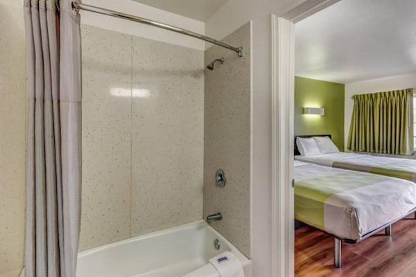 Foto van 2 tweepersoonsbedden | Roken toegestaan, koelkast aanwezig - BedRoom