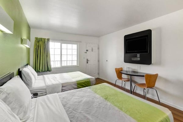 Foto van 2 tweepersoonsbedden | Roken toegestaan, koelkast aanwezig - BedRoom