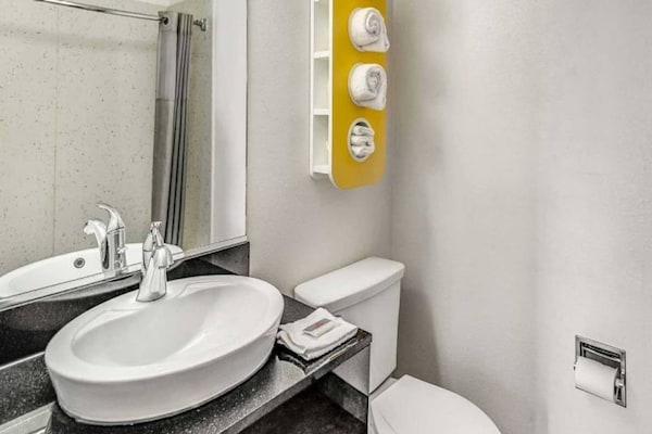 Foto van 2 tweepersoonsbedden | Roken toegestaan, koelkast aanwezig - BathRoom
